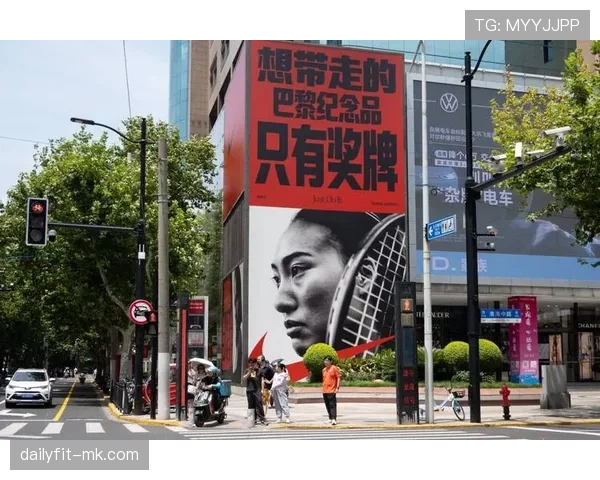 郑钦文随手一张街拍，感觉自己像误闯了奢侈品发布会的散场观众